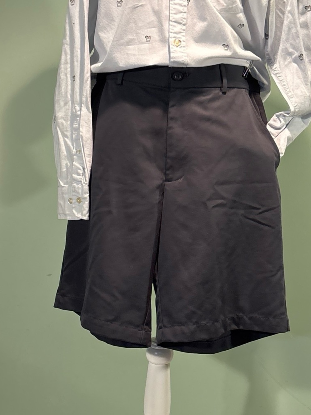Greg Norman men’s gray golf shorts  - Size 34